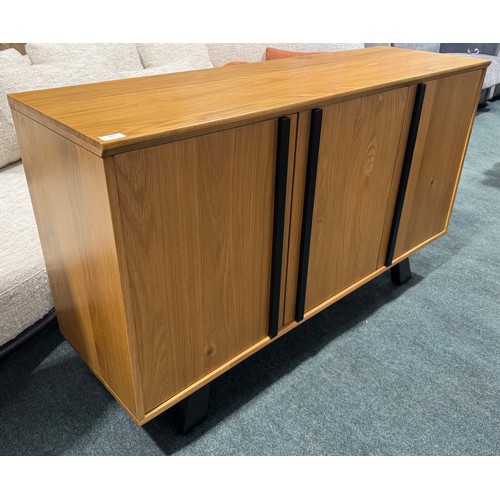 3113 - An oak 3 door sideboard