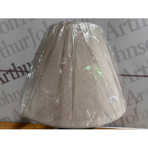 3024 - A green floral table lamp