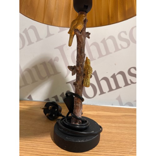 3025 - A black and gold effect bird table lamp