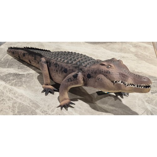 3074 - A metal crocodile decoration