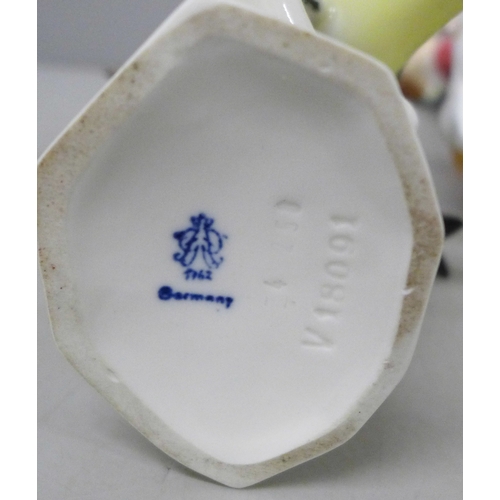 2017 - A Nao table lamp, Nao ducks, Lladro ducks etc. lamp approximately 52cm