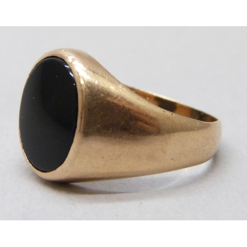7025 - A yellow metal onyx set signet ring, 6.2g, O