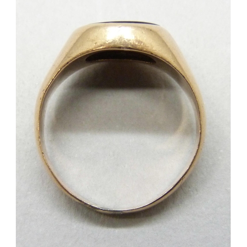 7025 - A yellow metal onyx set signet ring, 6.2g, O
