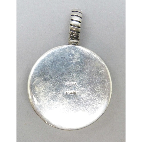 7040 - A large Suarti silver pendant set with a cabochon onyx stone, hallmarked, 22g, 5.5cm including bail