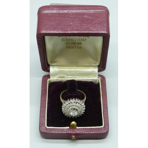 7059 - An 18ct gold diamond cluster ring, 6.3g, L