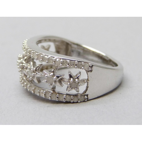 7201 - A silver ring set with approximately 0.5ct of diamonds, N/O