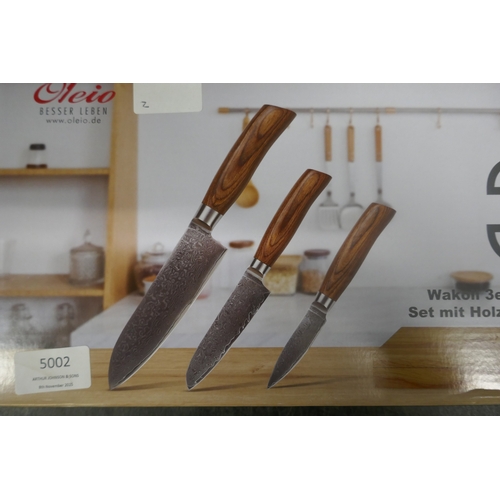 5002 - A set of 3 kitchen knives with Damascus blades with a wooden storage box - by Oleio