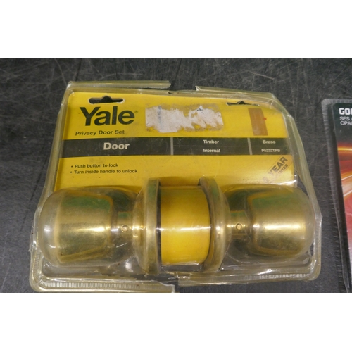 5024 - A quantity of assorted household items including light bulbs, louvre vents, Yale privacy door set, e... 
