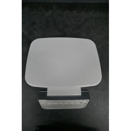 5027 - A box of bathroom/kitchen taps and accessories