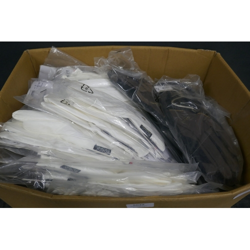 5039 - A large quantity of Roeckl grip gloves in assorted colours