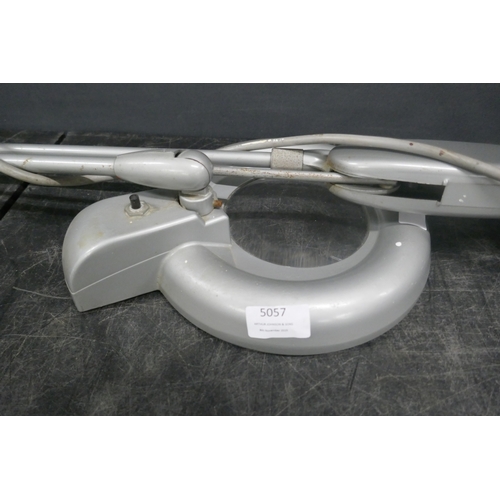 5057 - A magnifying glass - industrial with clamp and light