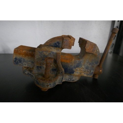 5058 - Two mini bench vices