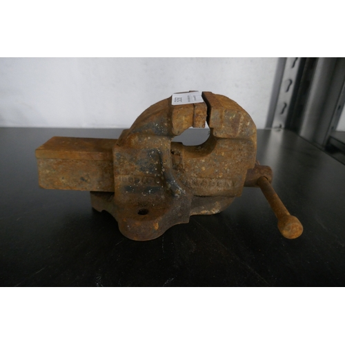5058 - Two mini bench vices