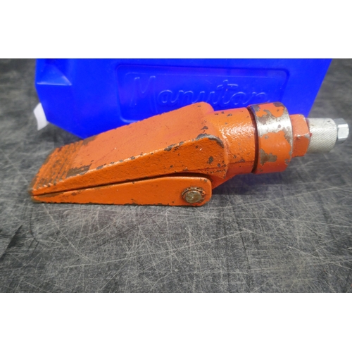 5061 - Three hydraulic body tools including two 4 ton pistons