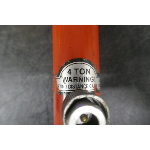 5061 - Three hydraulic body tools including two 4 ton pistons