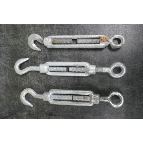 5062 - A quantity of metal turn buckles