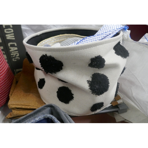 5071 - A large ton bag of assorted laundry bags and baskets