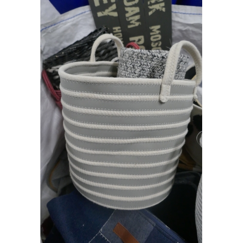 5071 - A large ton bag of assorted laundry bags and baskets