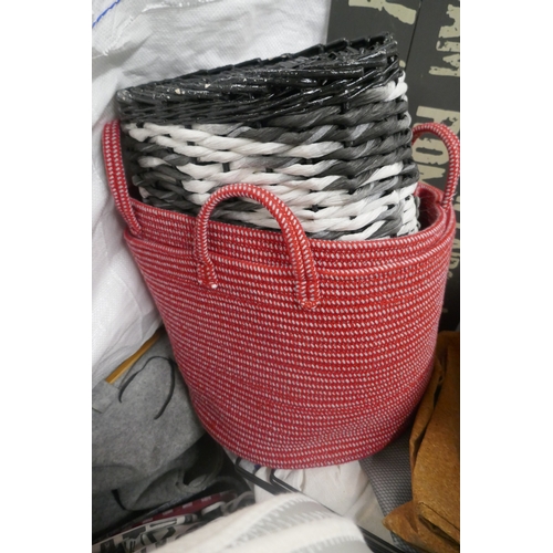5071 - A large ton bag of assorted laundry bags and baskets