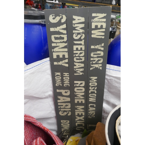 5071 - A large ton bag of assorted laundry bags and baskets