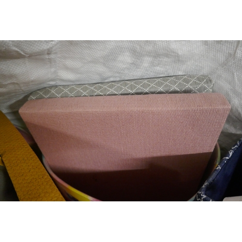 5072 - A large ton bag of assorted laundry bags and other items