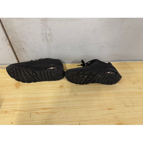 5051 - A pair of Skechers size 5.5 trainers