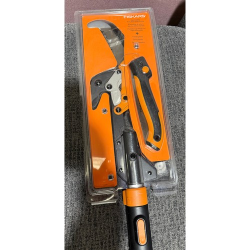 6240 - Fiskars tree pruner 2in1 with hand saw (372-272) *This lot is subject to VAT
