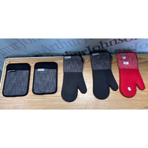 6374 - Kitchenaid kitchen mits, (372-276) *This lot is subject to VAT