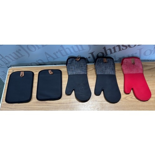 6374 - Kitchenaid kitchen mits, (372-276) *This lot is subject to VAT