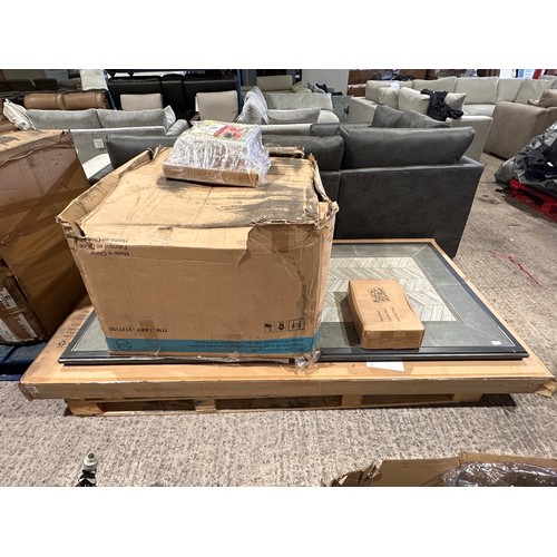 3205 - A Miscellaneous garden furniture parts (4245-38) *This lot is subject to VAT