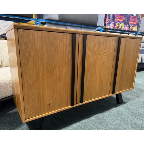 3218 - An oak 3 door sideboard