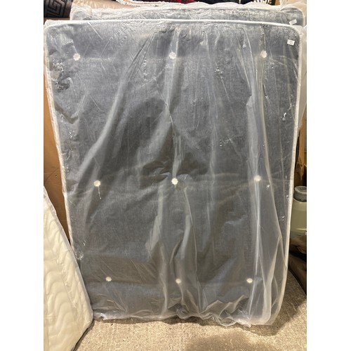 3231 - A grey and white double mattress