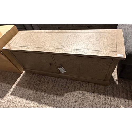 3127 - A Mustique 2 Door media unit