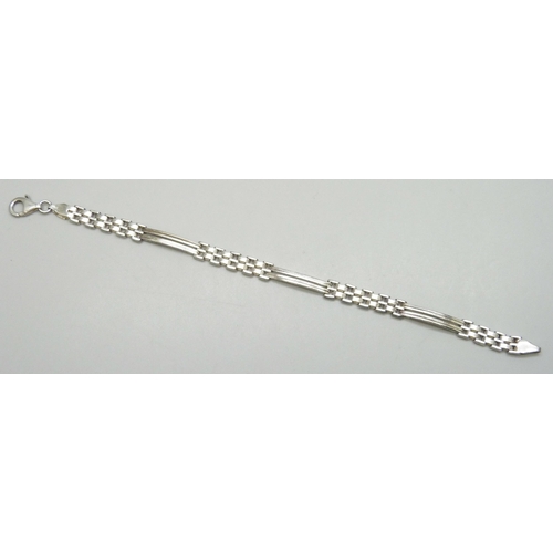 7125 - A silver bracelet, 18.7cm