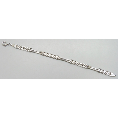 7125 - A silver bracelet, 18.7cm