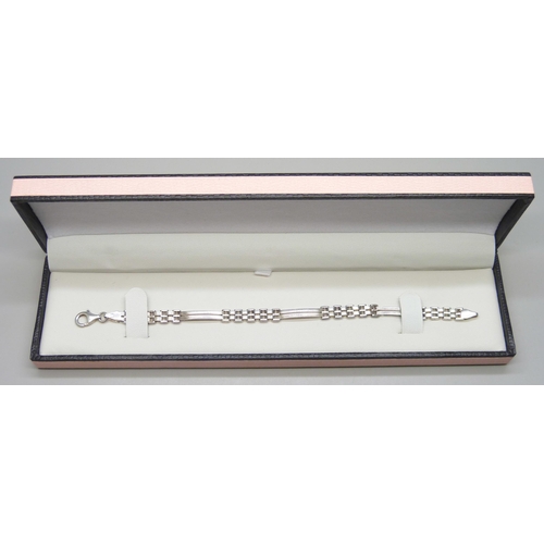 7125 - A silver bracelet, 18.7cm