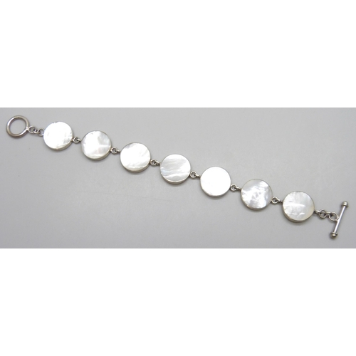 7126 - A silver bracelet set with mother of pearl, 18g, 17.8cm