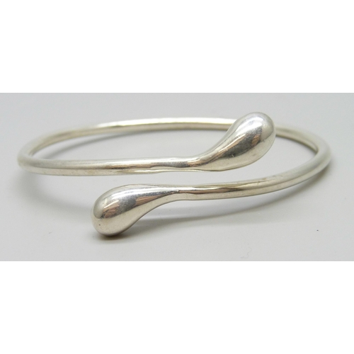 7127 - A silver bangle, 17g, 6 x 5.1cm