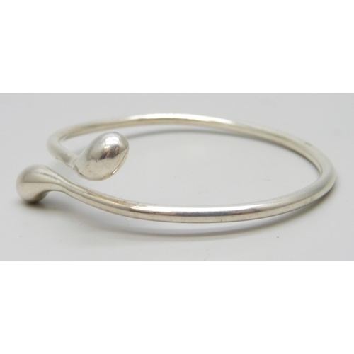 7127 - A silver bangle, 17g, 6 x 5.1cm