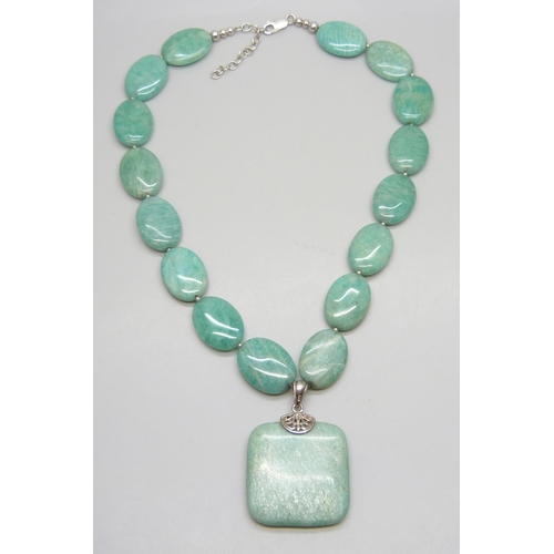 7129 - An amazonite gemstone necklace with a silver clasp and a silver pendant, 102g, 51cm full extension