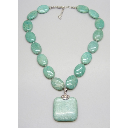 7129 - An amazonite gemstone necklace with a silver clasp and a silver pendant, 102g, 51cm full extension