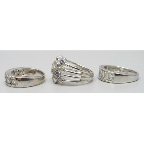 7130 - Three silver rings, 16g total