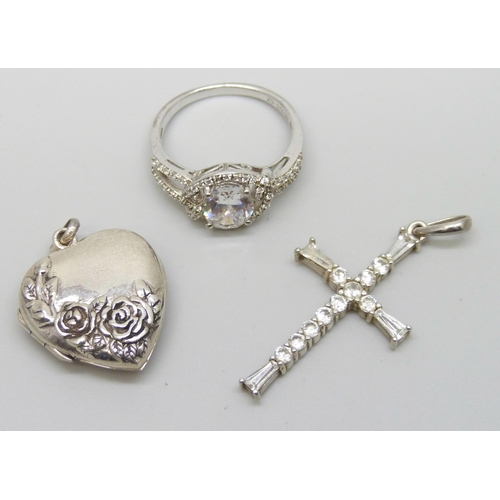 7140 - A silver ring, R, a white metal heart locket, and a silver cross pendant, 12g