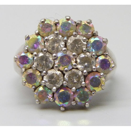 7147 - A silver cluster ring set with iridescent stones, P