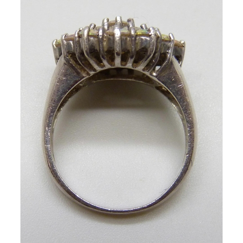 7147 - A silver cluster ring set with iridescent stones, P