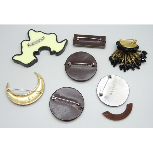 7158 - A collection of vintage brooches including Butler & Wilson