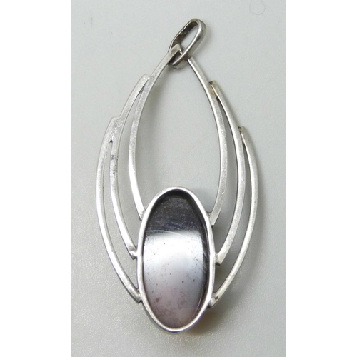 7160 - A Scottish white metal and agate brooch, attributed to Ola Gorie, tests as silver, 5.3cm including b... 
