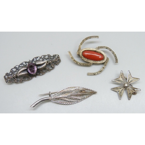 7162 - Four white metal brooches including a floral example, 14g
