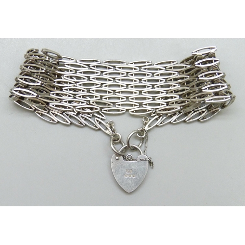7169 - A 1970s silver Modernist design gate bracelet, 40g, 2.2cm