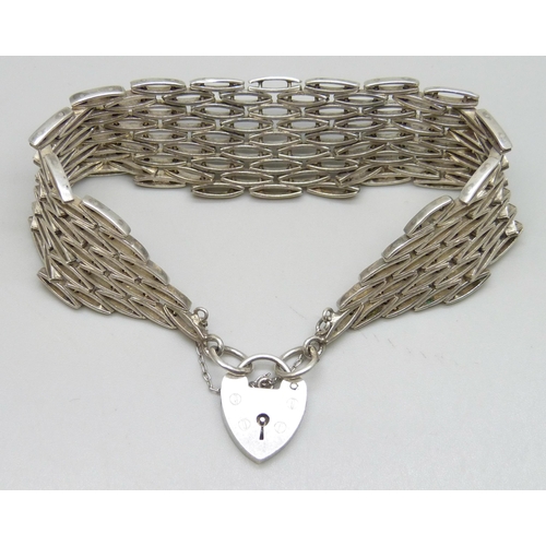7169 - A 1970s silver Modernist design gate bracelet, 40g, 2.2cm